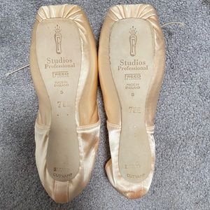 Freed Studio Professionals. 7EE, R insole, R vamp